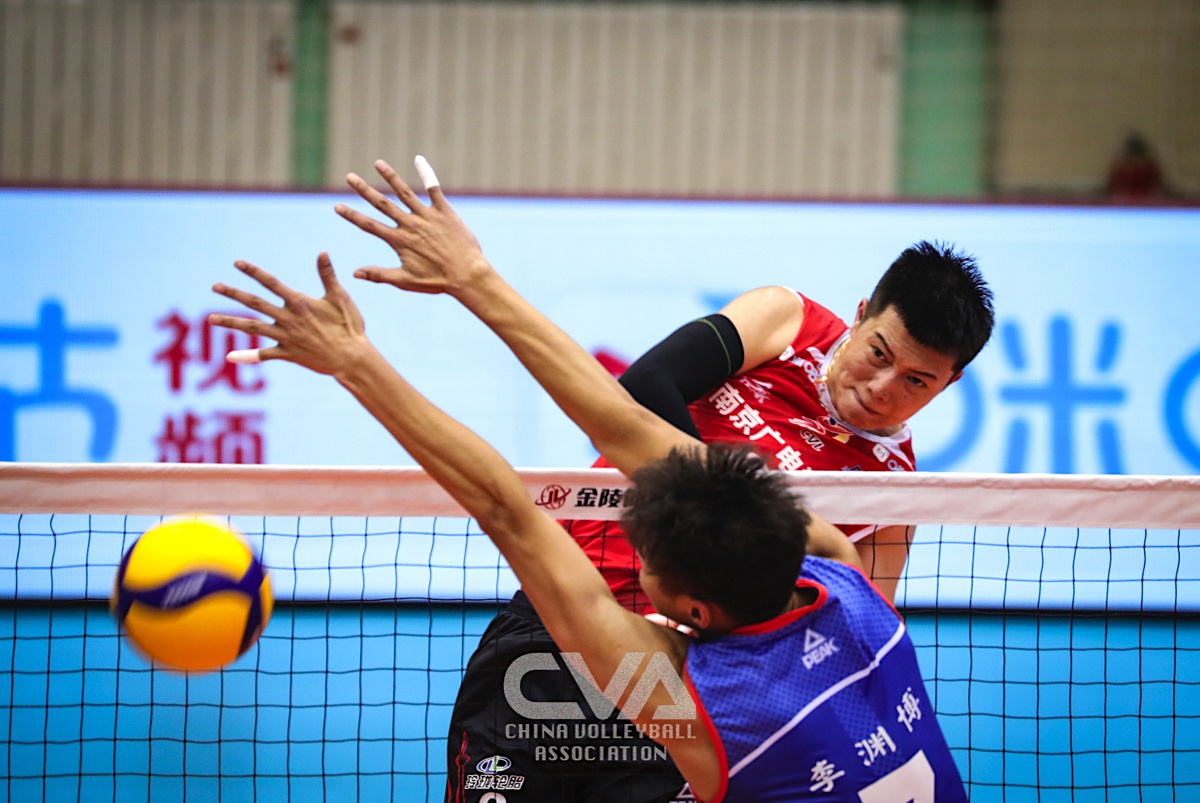 排球热身赛上演强强对话，北城犀牛队大胜江畔飞鹰队，战术调整见效；定位球制造杀机的简单介绍