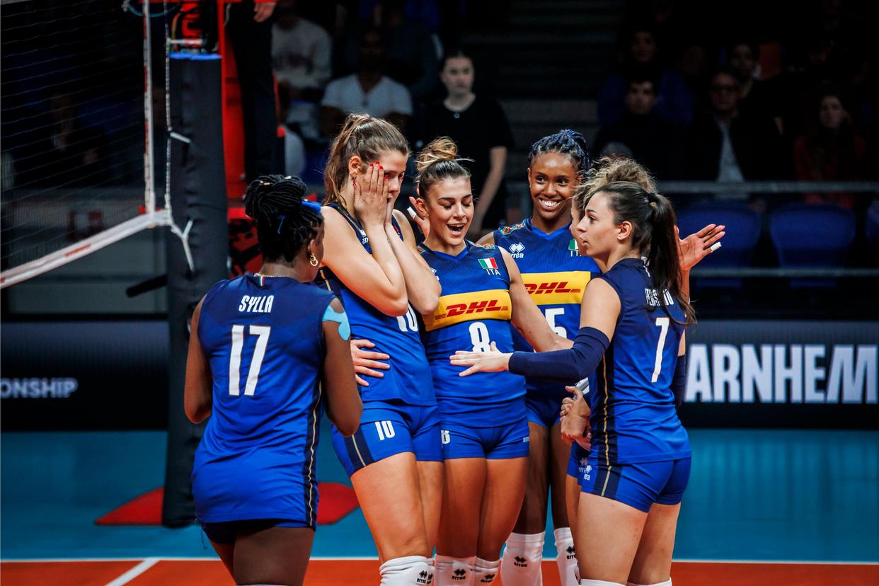 排球热身赛上演强强对话，北城犀牛队大胜江畔飞鹰队，战术调整见效；定位球制造杀机的简单介绍