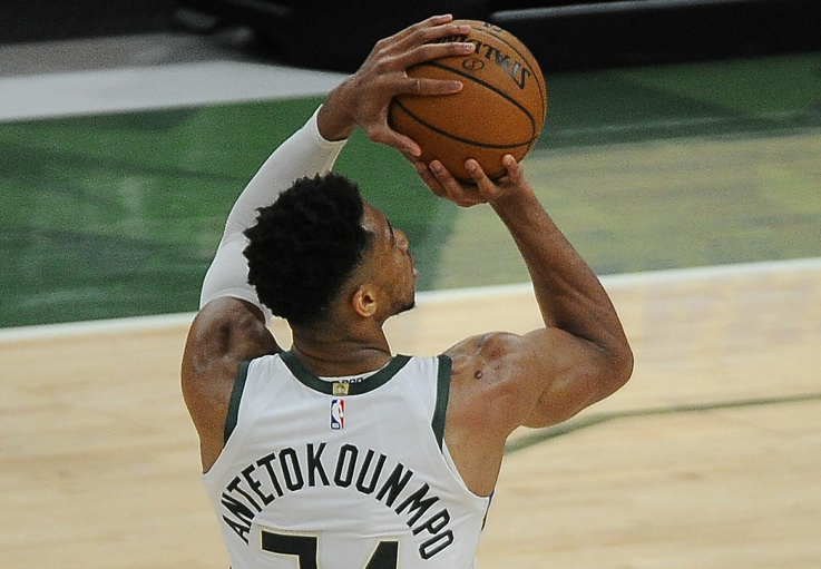 那不勒斯迎法联杯关键赛，集结日篮板制胜，媒体盛赞，赛季目标并未改变的简单介绍