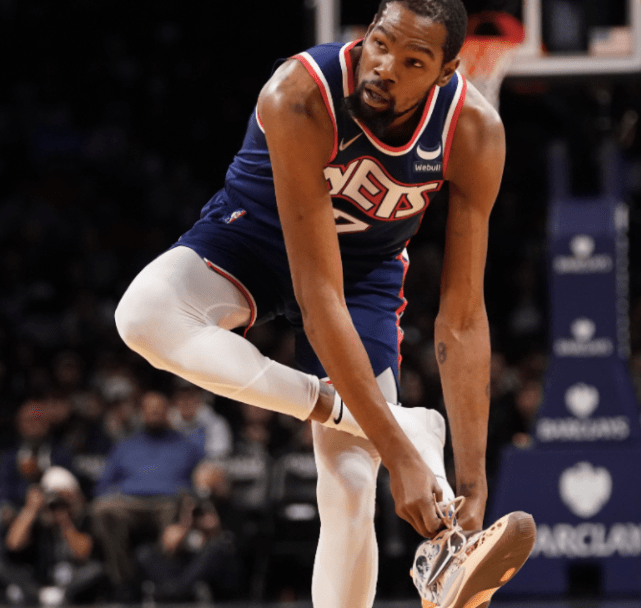 那不勒斯迎法联杯关键赛，集结日篮板制胜，媒体盛赞，赛季目标并未改变的简单介绍