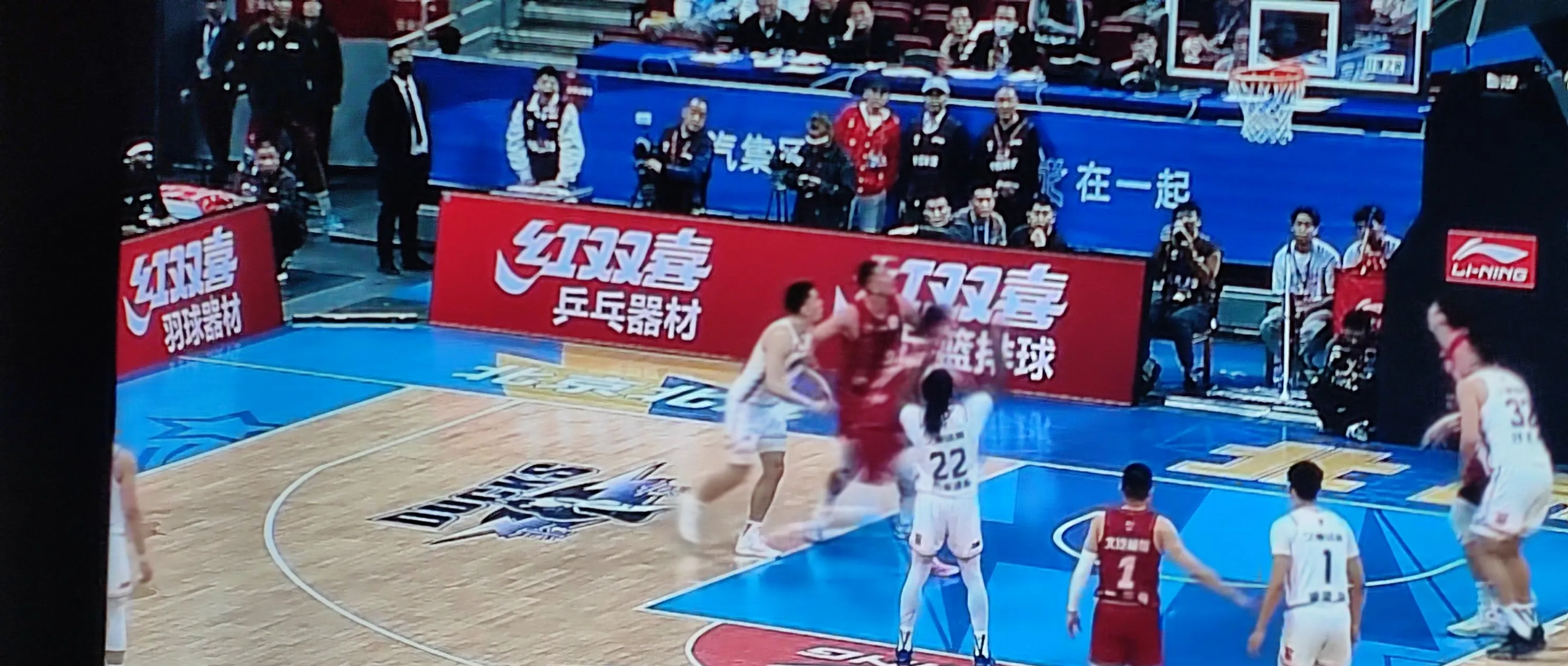 里程碑夜上海久事防线松动，亚洲杯训练课后刷纪录，球迷炸锅，身体对抗强度拉满(上海久事体育官网)